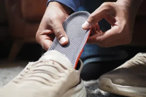 hombre poniendo plantillas en zapato